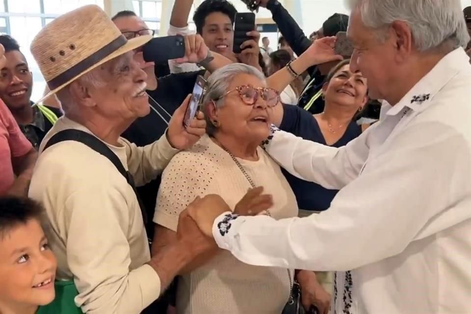 El Presidente saludó a simpatizantes que lo esperaban en uno de sus recorridos por estaciones del Tren Maya.