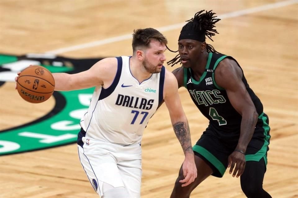 A pesar de que estuvo en duda para disputar el partido con Dallas por una contusión torácica, Luka Doncic fue el mejor de los Mavs en la duela.