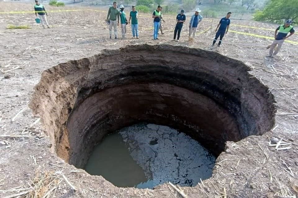 El hundimiento se originó en un terreno de sembradíos de maíz, calabaza y frijol en la comunidad de Ahuatepec, en el Municipio de Tlapa, Guerrero.