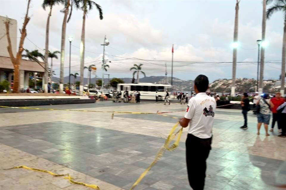 Una explosión en pleno Zócalo de Acapulco provocó lesiones en al menos cinco personas; autoridades solo informaron sobre el incidente, pero no qué objeto causó los daños y si ésto fue provocado.