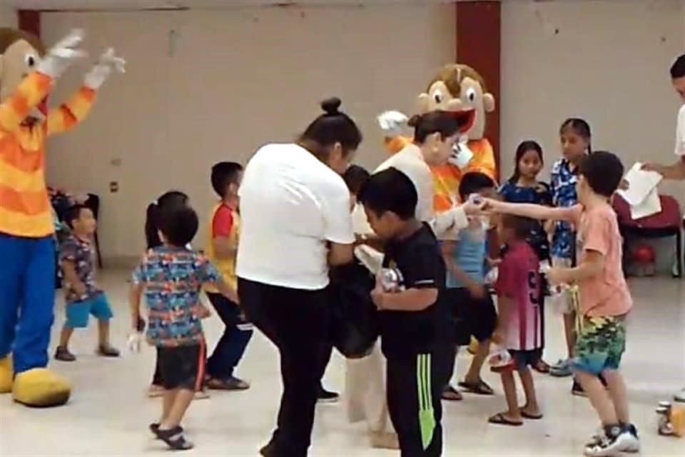 En un salón un show de comedia levanta los ánimos de los niños que también lograron huir de Tila.