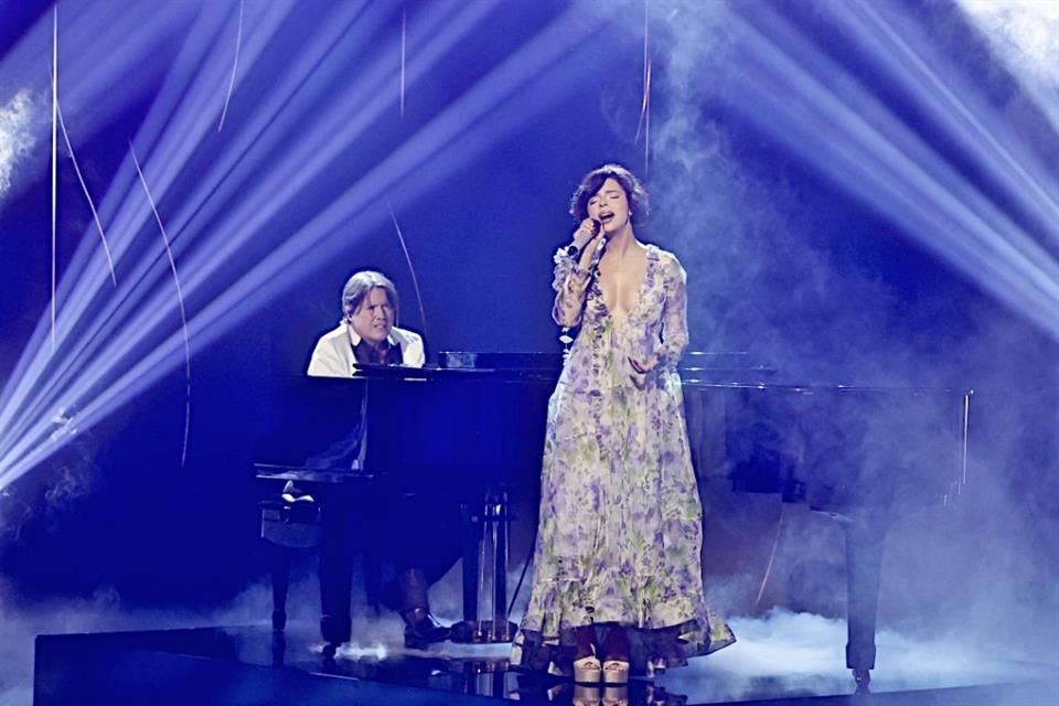 Ángela Aguilar fue honrada por su Dinastía Musical, aunque destacó que ella está trabajando por encontrar su identidad.