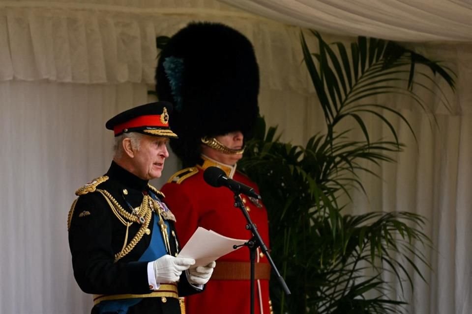 Carlos III rindió homenaje a las tropas de Kate Middleton, destacando su 'profesionalismo, coraje y humor'.