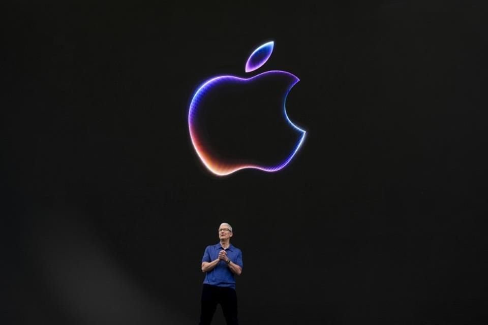 Tim Cook, CEO de Apple, en el discurso de la WWDC 2024.