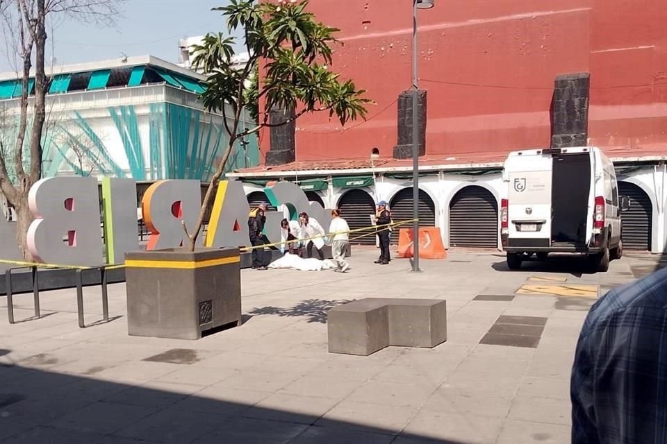 Al observar al hombre inconsciente, transeúntes pensaron que estaba dormido.