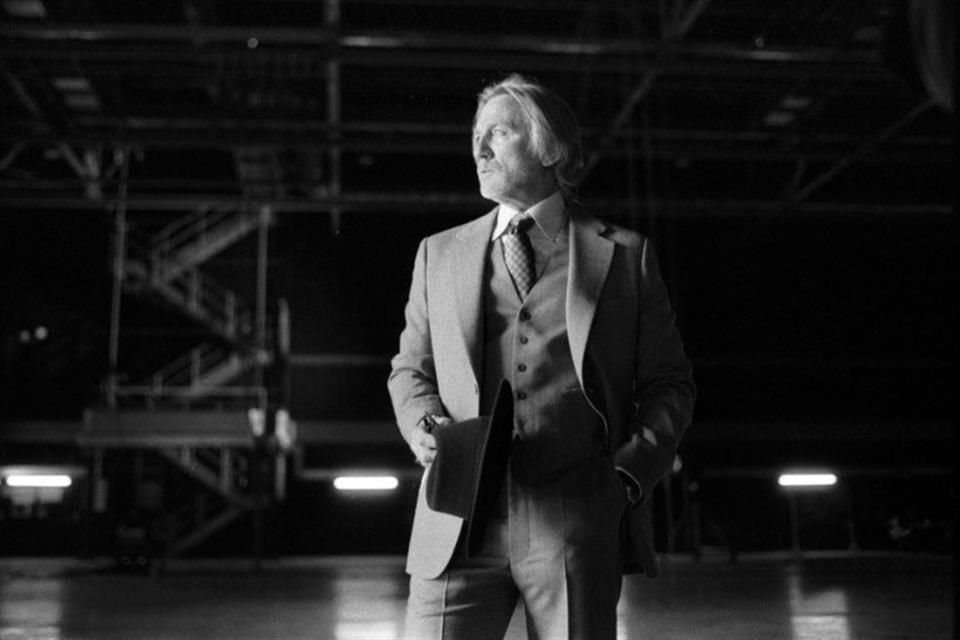 Daniel Craig apareció con cabello largo en el primer día de rodaje de 'Knives Out 3', según una foto posteada por el director Rian Johnson.