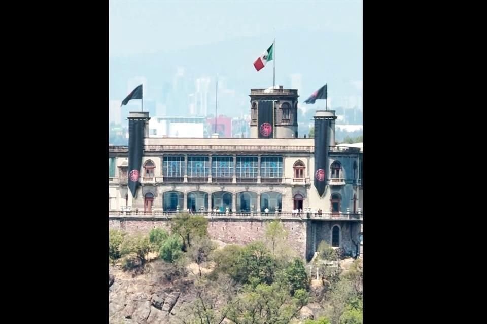 Imágenes del promocional en redes de 'La Casa del Dragón', con los pendones falsos en el Castillo de Chapultepec.