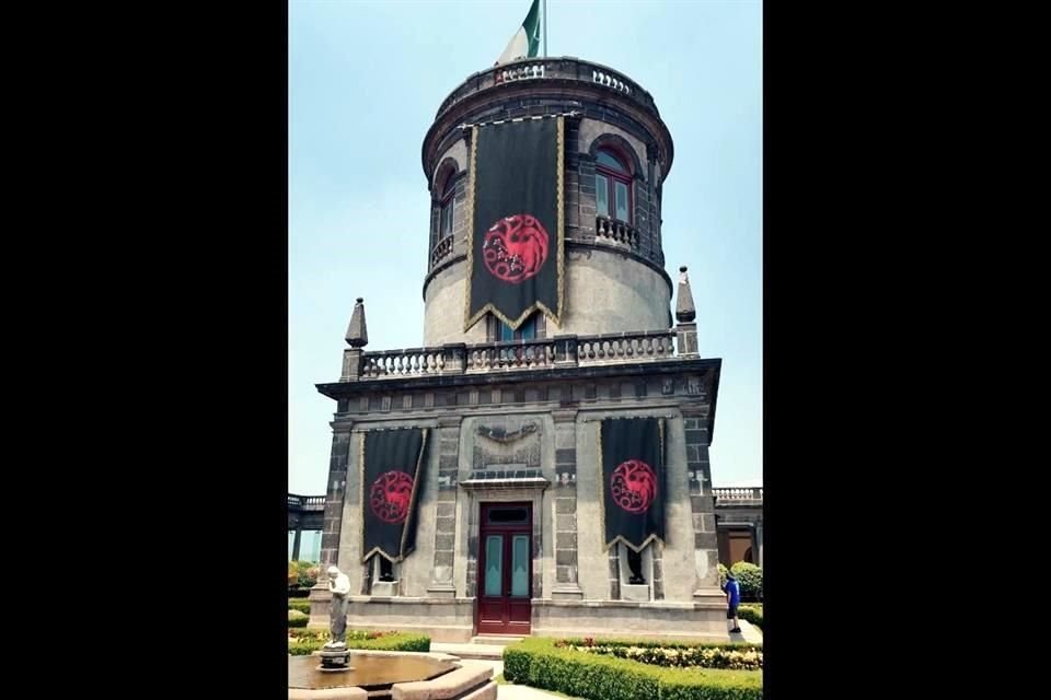 Imágenes del promocional en redes de 'La Casa del Dragón', con los pendones falsos en el Castillo de Chapultepec.