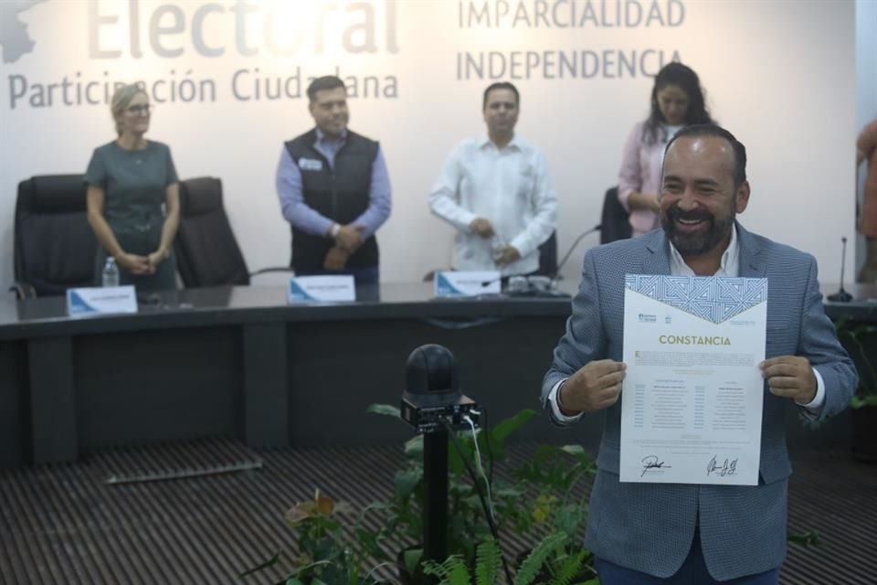 El morenista Sergio Chávez recibió su constancia de mayoría que lo acredita como Alcalde de Tonalá, del 1 de octubre 2024 al 30 de septiembre 2027.