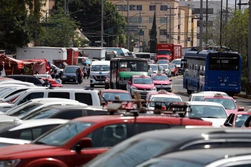 UN CAOS. Que en un tramo haya contraflujo refleja falta de negociación con vecinos y tianguistas. Lo ideal es que en todo momento fuera en dirección original. 