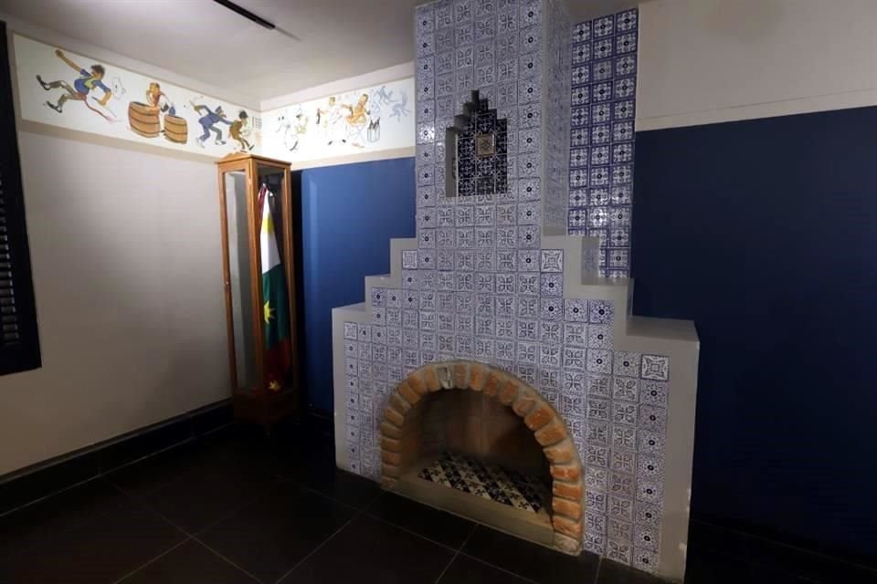El mural, a modo de cenefa, se ubica en la que fuera sala de juegos de la casona de Tonalá 20.
