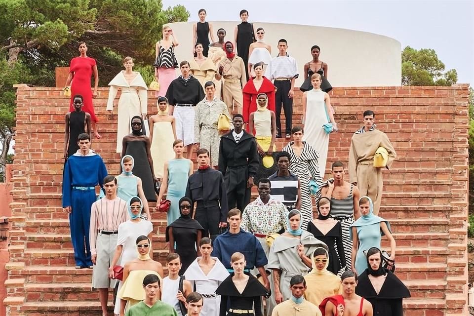 Jacquemus celebró sus 15 años con el desfile 'La Casa', desde Casa Malaparte en Capri; reunió a famosos como Jennie de Blackpink y Dua Lipa.