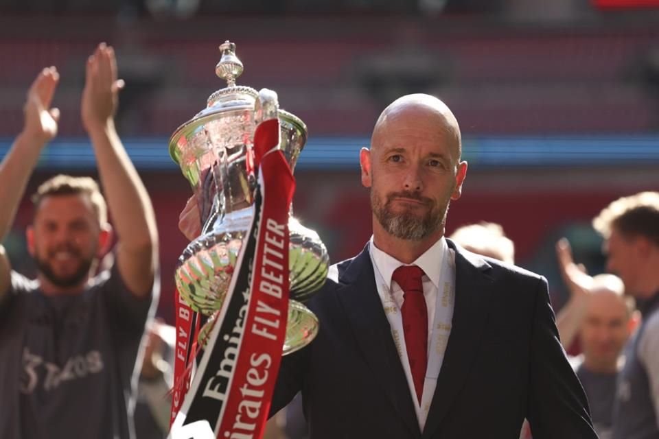 El técnico del Manchester United, Erik ten Hag, celebra con el trofeo de la Copa FA tras vencer al Manchester City en la Final.