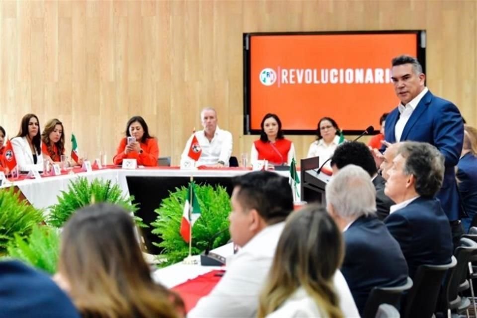 Moreno Cárdenas se reunió con senadores y diputados electos del PRI para dialogar sobre su actuación en el próximo Congreso de la Unión.
