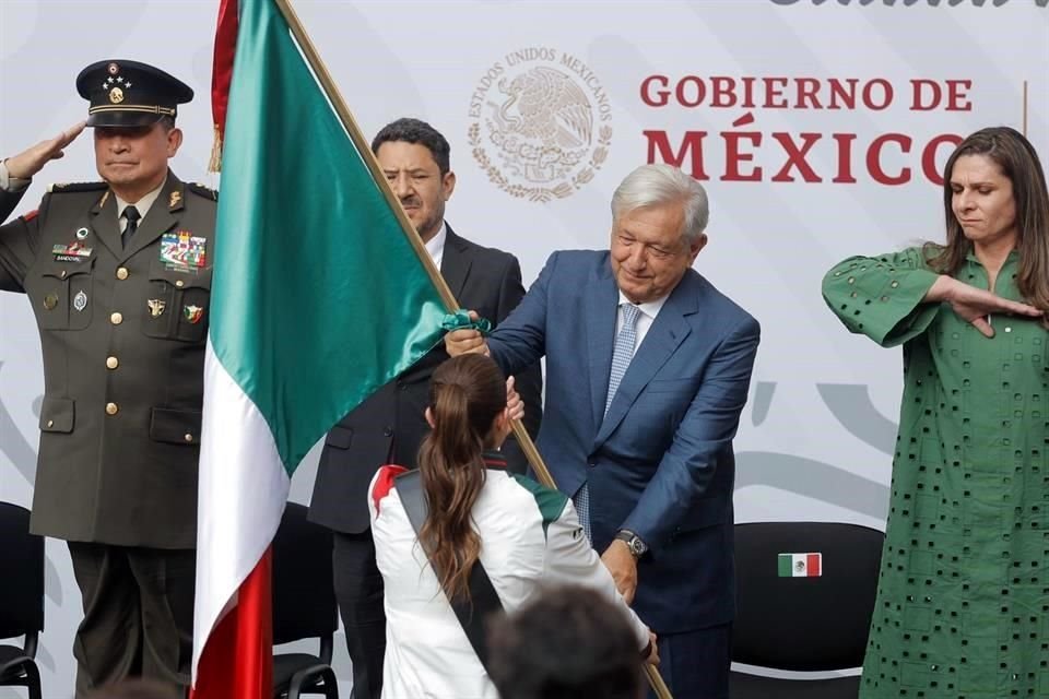 Andrés Manuel López Obrador entregó el Lábaro Patrio a la abanderada Alejandra Orozco.