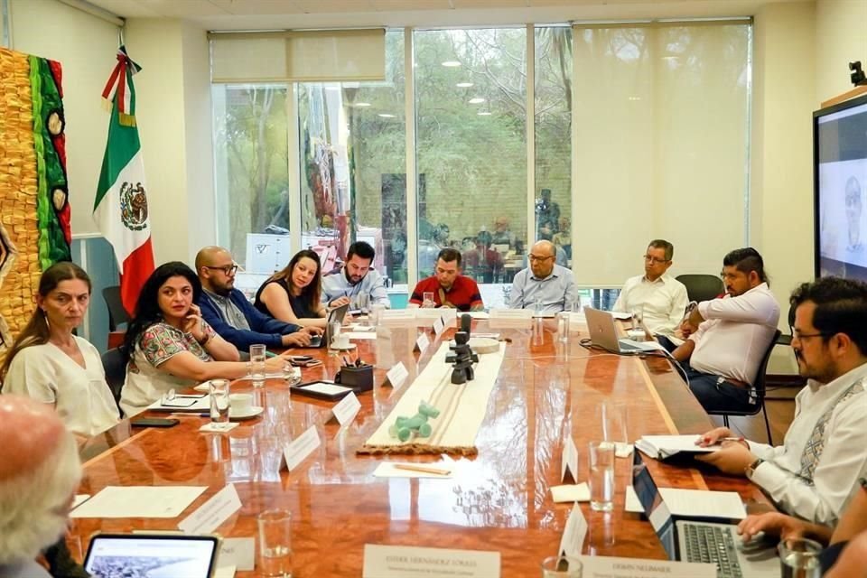 La Secretaría de Cultura (segunda, a la izq.) Alejandra Frausto sostuvo una reunión con su equipo la semana pasada.