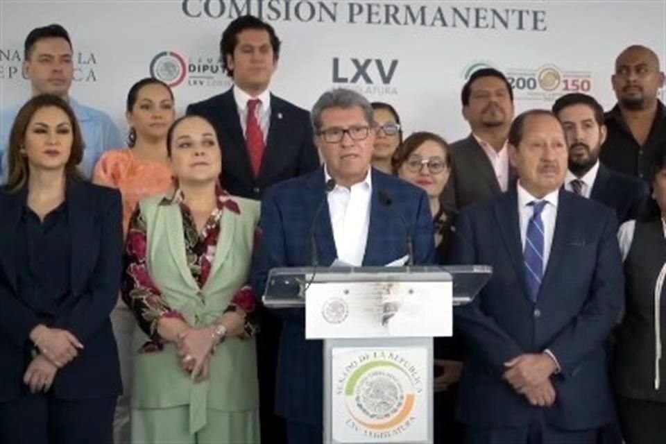 Los legisladores, entre ellos Ricardo Monreal y Leonel Godoy, en conferencia de prensa.