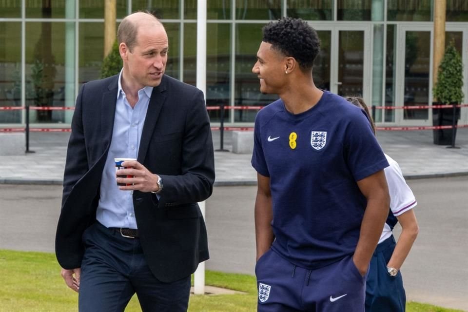 El Príncipe de Gales se reunió con los jugadores de la selección inglesa para motivarlos y desearles lo mejor en el torneo.