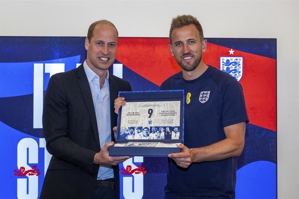 Guillermo y Harry Kane compartiron algunos momentos, luego de que el príncipe se encargara de entregarles las camisetas que utilizarán durante la Euro.