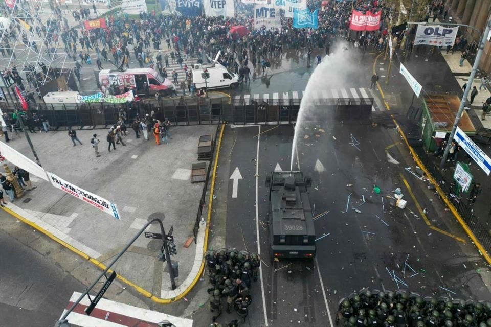 Manifestantes son rociados con agua por policía antidisturbios en Argentina, el 12 de junio del 2024.