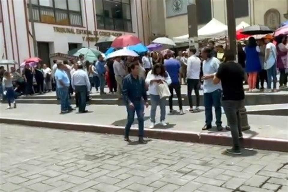 Trabajadores del Poder Judicial estatal en manifestación en la ciudad de Cuernavaca.