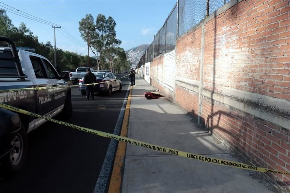 Un hombre fue asesinado de al menos diez balazos y su cuerpo fue dejado sobre la avenida Hermilio Mena.