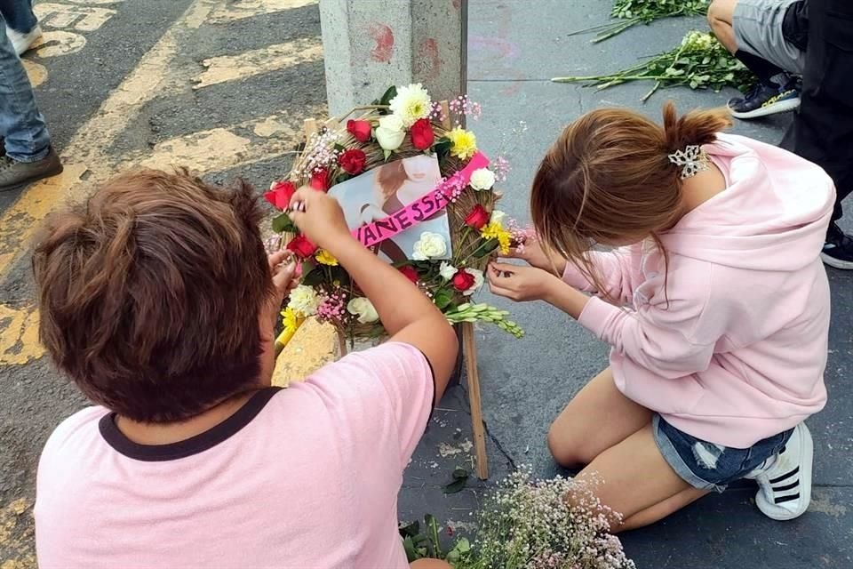 Consuelo, la madre de Vanessa, colocó un altar afuera de la Fiscalía.