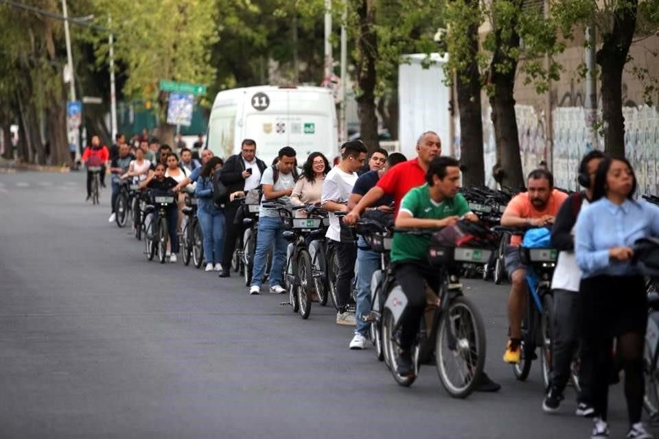 HORA PICO. Cada tarde, los usuarios de las cicloestaciones de Buenavista deben esperar que los lugares para anclar las bicis sean despejados.