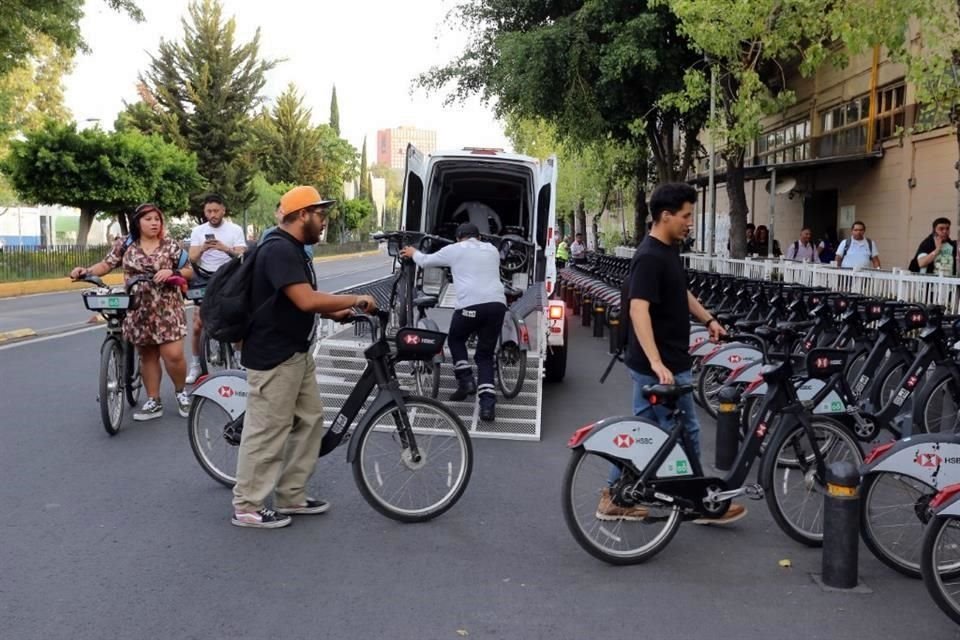 El tiempo de espera de 30 minutos se ha vuelto parte del traslado de los ciclistas.