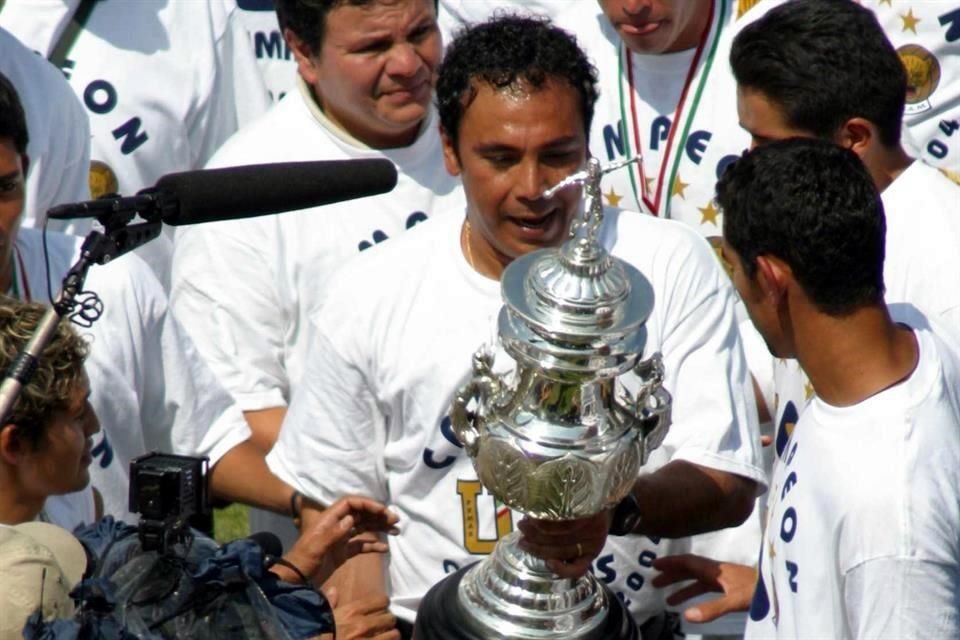 Hugo Sánchez logró hace 20 años su primer título de Liga MX como entrenador.