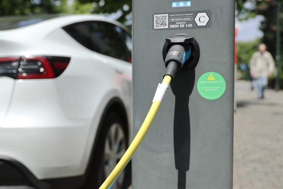 Las ventas mundiales de vehículos eléctricos, ya sean totalmente eléctricos o híbridos enchufables, aumentaron un 20% en el primer semestre del 2024, más lento de lo esperado.