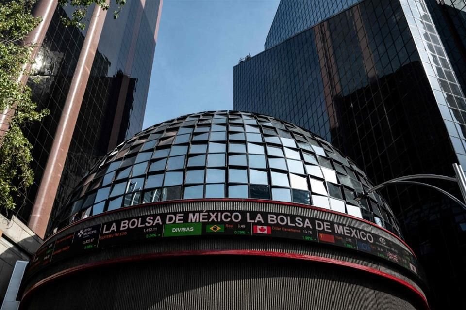 La BMV cerró el martes con una caída de 0.84 por ciento, a la par que el FMI redujo su previsión de crecimiento para México en 2025.