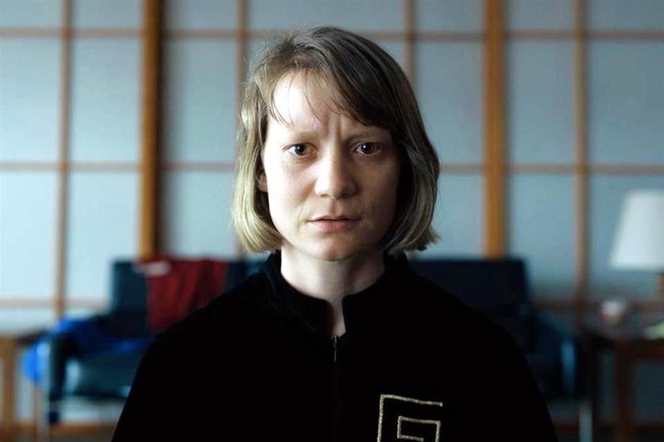 Mia Wasikowska da vida a una profesora que llega a una escuela de élite para impartir una nueva clase sobre hábitos alimenticios.