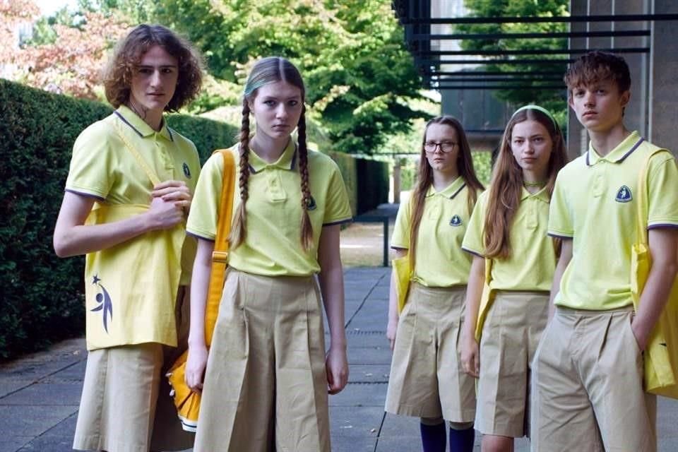 Entre sátira y advertencia sobre nuestra obsesión con el consumismo, la preocupación ambiental, y los extremos a los que puede llegar la manipulación, 'Club Cero' constantemente fluctúa en tonos.