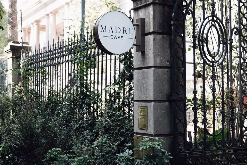 Comida, cocteles y ahora obras de arte son las ofertas del restaurante Madre Café.