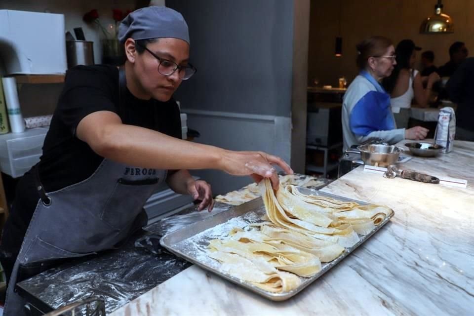 Aprender a cocinar y pasa un buen rato con amigos o tu familia en estos talleres en los que podrás preparar tu propia pasta desde cero.