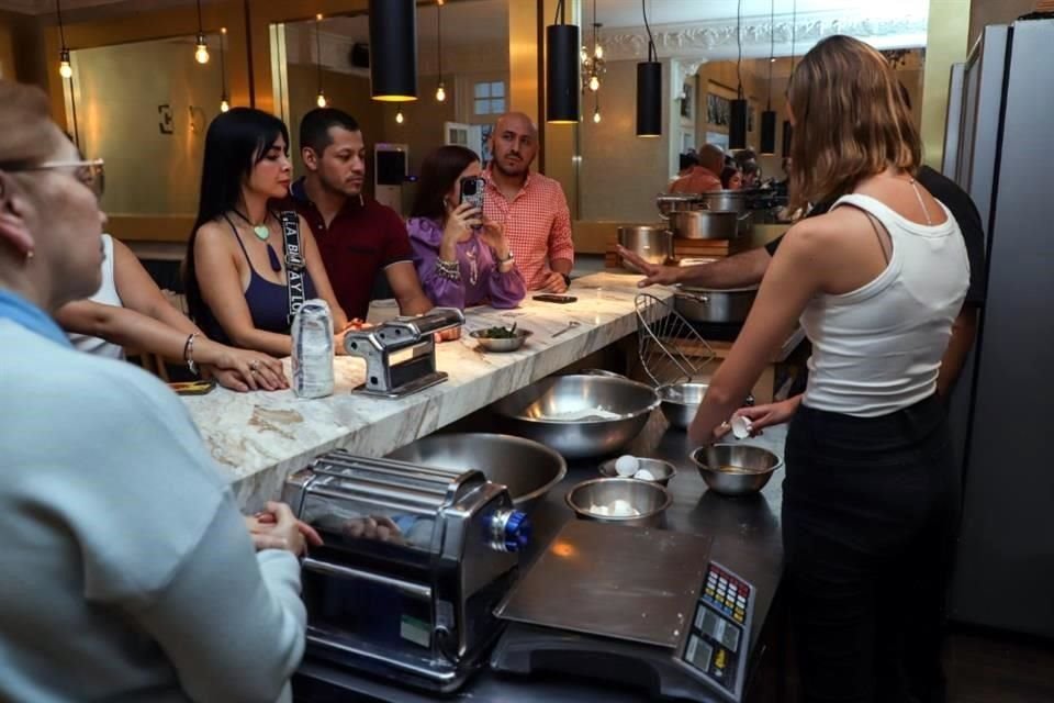 Algunos restaurantes, una vez por semana o por mes, abren al público sus cocinas para ofrecer experiencias con pasta y vino.