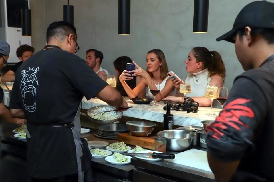 En CDMX destacan los talleres para aprender a hacer pasta desde cero, pero sobre todo, para pasar un buen rato aprendiendo una nueva actividad y tomando una copita con amigos.