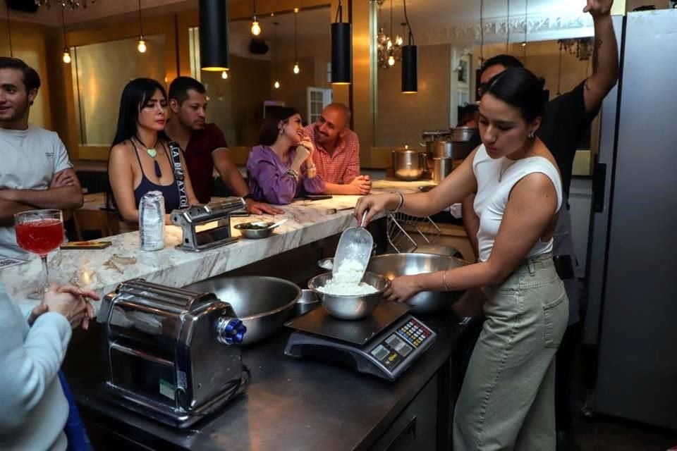 Las personas llegan, se les ofrece una copa de vino, se conocen y entonces el chef empieza a explicar y la gente hace todo el proceso desde cero.