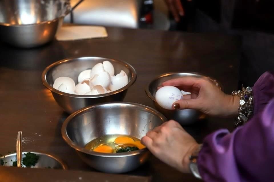 Desde la harina, el huevo y el resto de ingredientes... Las personas aprenden cada uno de los pasos para preparar pasta.