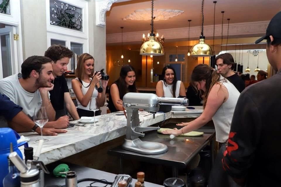 Durante las clases se cierra el restaurante al público; sólo es para los asistentes al taller.