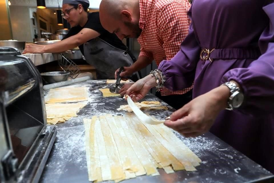 El lugar es un espacio pequeño con cocina abierta, donde la gente puede ver cómo funciona una cocina en la realidad.