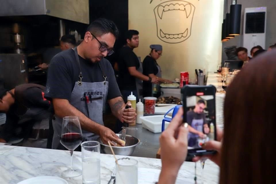 El taller se divide en tres secciones. La principal es la barra, donde los comensales pueden sentarse y disfrutar al ver la cocina, a los chefs, todo el espectáculo.