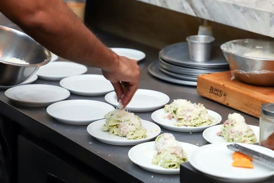 El chef hace el preparado de los platillos para que los asistentes puedan disfrutar de la cena, acompañada de algunas entradas y cocteles.