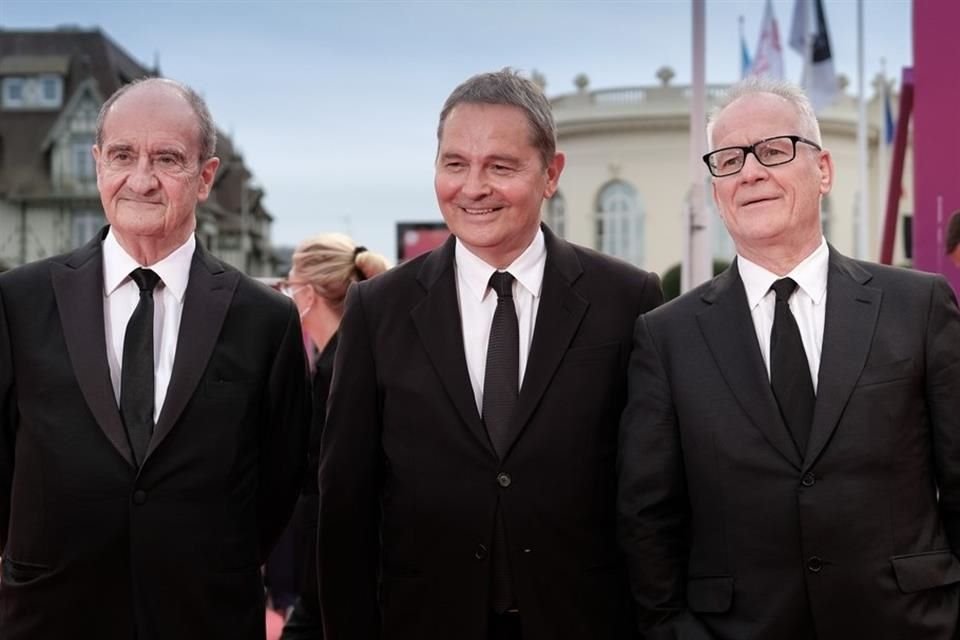 Bruno Barde (centro) fue suspendido del cargo debido a las acusaciones en su contra.