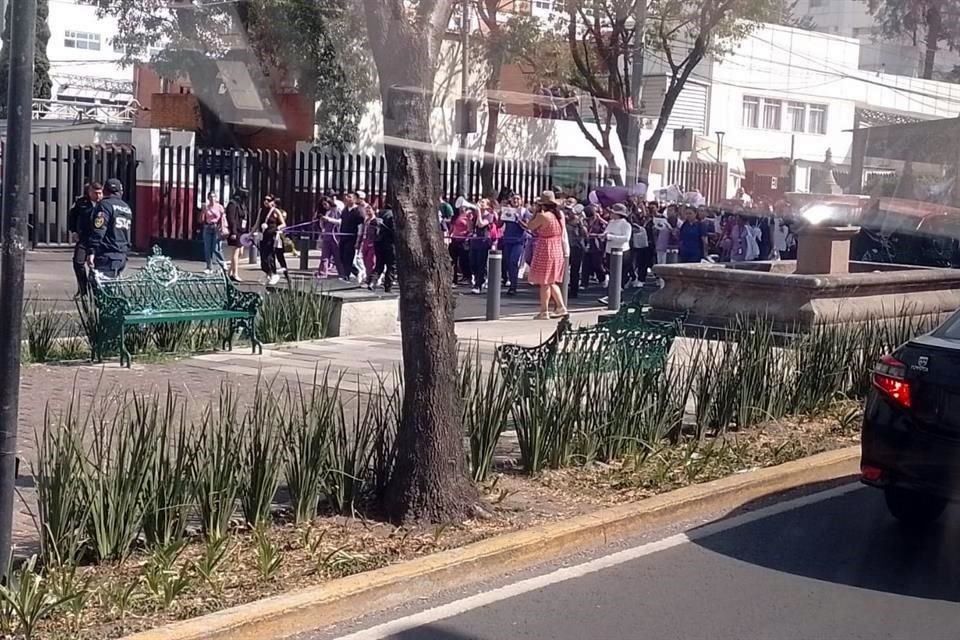 Personal de salud se manifestó afuera del Instituto Nacional de Ciencias Médicas y Nutrición 'Salvador Zubirán' por el feminicidio de Norma Patricia.