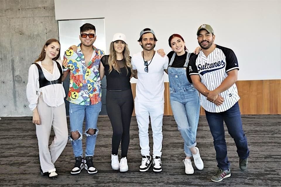 El grupo Play, junto a Jonathan Becerra (der.), ensayó ayer lo que ofrecerá esta noche en el '2000's X Siempre'.