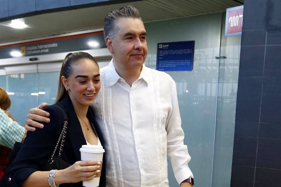 Al Aeropuerto asistió Waldo Fernández, Clara Luz Flores, Paulina Flores, entre otros.