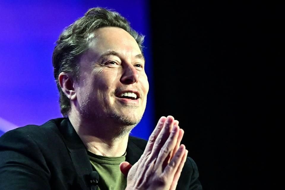 Elon Musk, CEO de Tesla, dijo que los robots humanoides Optimus de su empresa podrían hacer que la empresa valga 25 millones de millones de dólares.