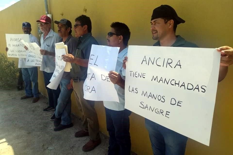 Los mineros se apostaron en la entrada de la Unidad Deportiva Nueva Rosita en Sabinas, Coahuila.